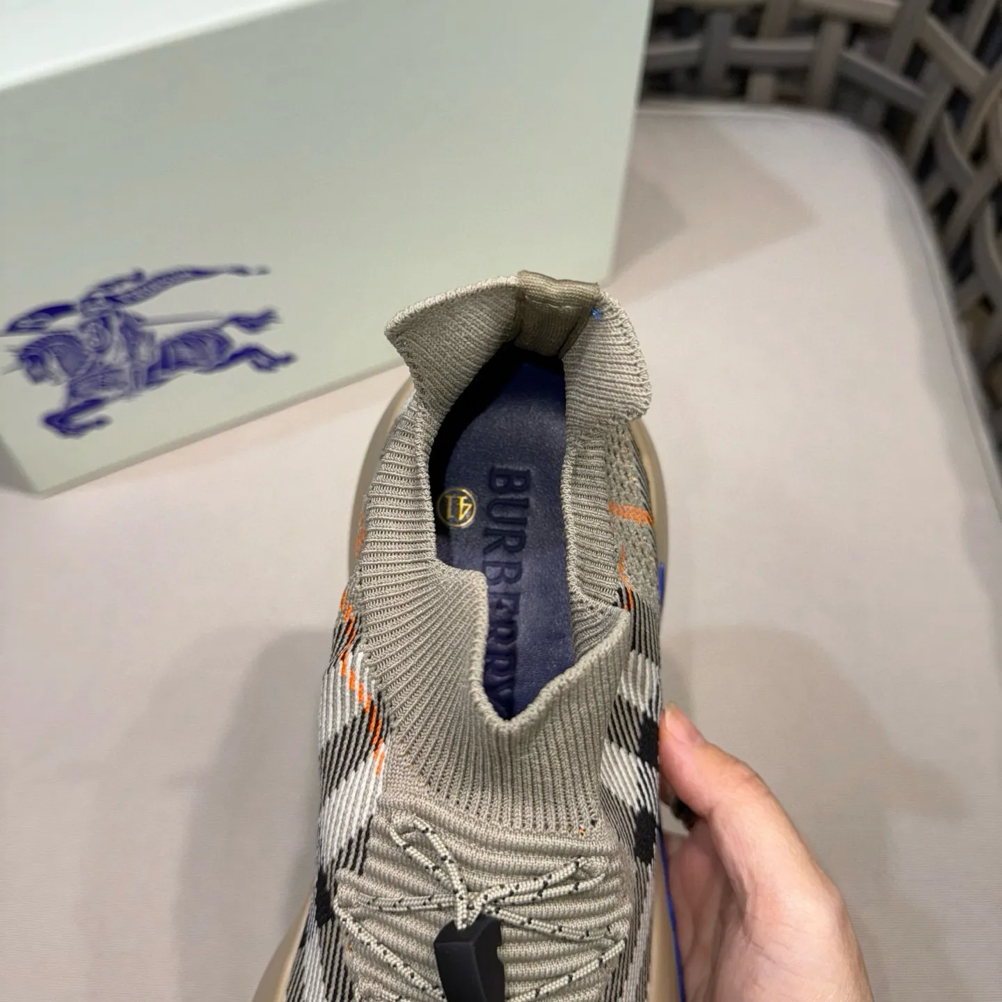 Men's shoes: 500💰BURBERRY/Burberry plaid knitted Neptune sneakers｜With breathable sock-style upper｜Embellished with knitted Burberry plaid｜Leather lining Incorporated into a plaid lace design｜Equipped with B-shaped shield buckle｜The sole is decorated with a large wrapped equestrian knight logo (EKD)｜Round toe #drawstring closure#The sole is decorated with the equestrian knight logo (EKD)｜At least 50% of the main materials of the boutique are from renewable sources Size: 39-44 (45 custom-made)
